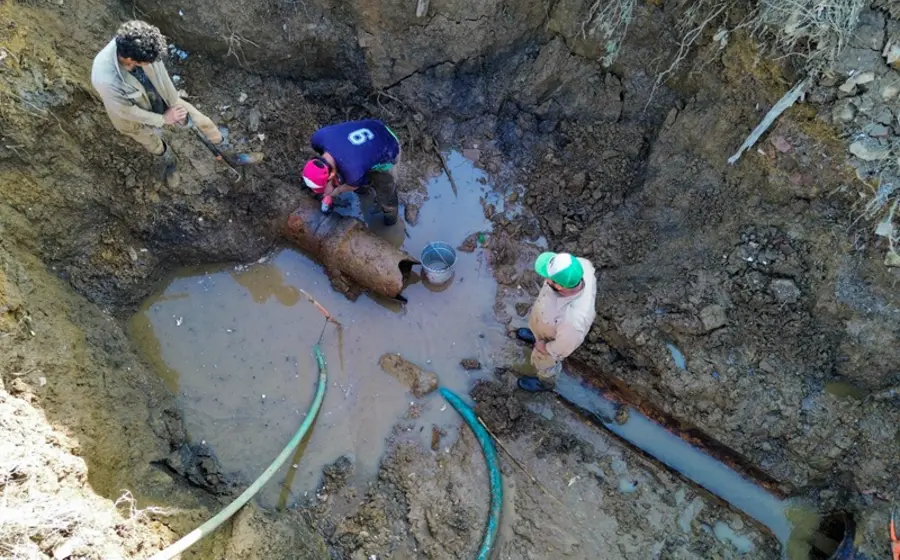 Una toma de agua o grifo seco, simbolizando la escasez y el retraso del servicio de Soapa que afecta a la zona poniente.
