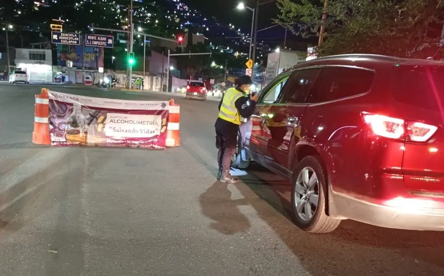 La policía vial del estado detiene a un sujeto que portaba una pistola durante la revisión en un operativo alcoholímetro.