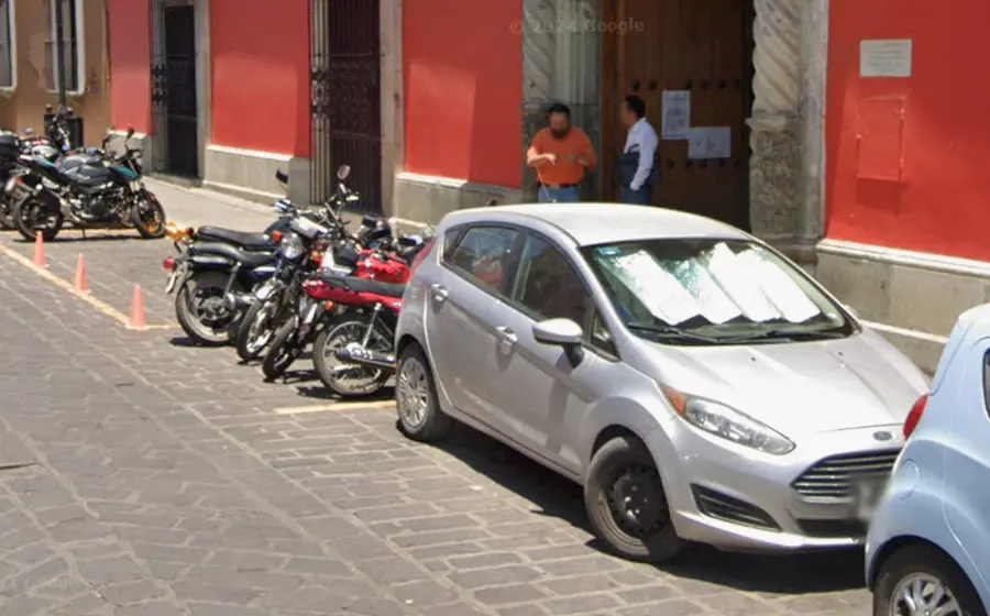 Dos hombres son detenidos y presentados por las autoridades policiales tras ser sorprendidos intentando robar una motocicleta en la vía pública.