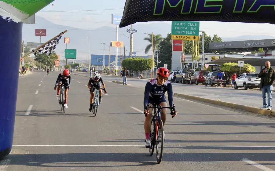 La ciclista Susana Beltrán celebra su triunfo tras ganar la categoría femenil en la tradicional carrera ciclista conocida como 'Pedalearon por su pavo'.