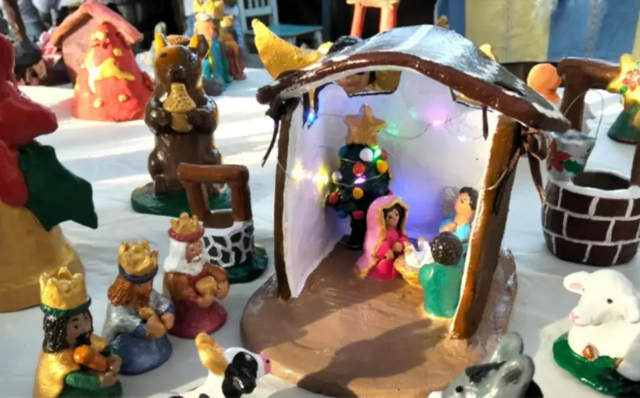 Asistentes del taller navideño de figuras de barro muestran las piezas personalizadas que desarrollaron durante la actividad creativa.