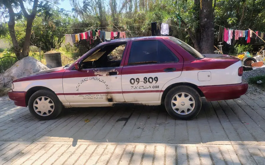 Un taxi pirata sin placas es consumido por el fuego en San Pablo Huitzo, Etla, tras ser incendiado por operar de forma irregular.