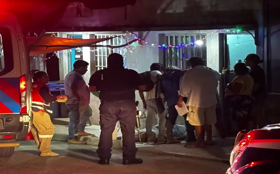 El taxista Héctor C. yace sin vida tras ser asesinado a balazos en su domicilio particular del barrio Yutacú, en Pinotepa Nacional.