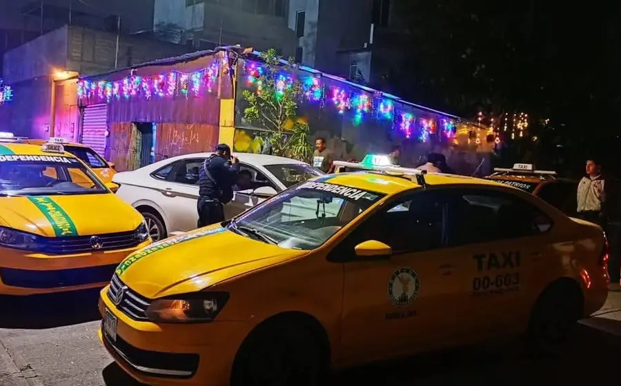 Un grupo de taxistas del sitio Independencia agrede violentamente a dos abogados y causa destrozos a su automóvil en Cinco Señores.