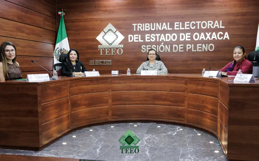 Magistrados del Tribunal Electoral del Estado de Oaxaca (TEEO) durante la sesión pública donde se emitió la resolución sobre la candidatura en San Antonio de la Cal.