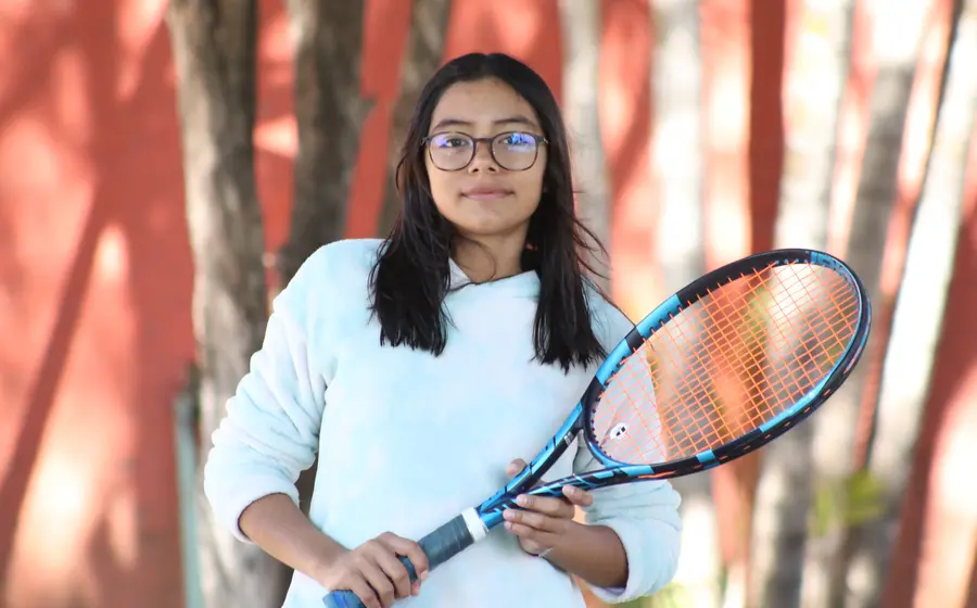 La tenista Keren Alavez compite en el Campeonato de Tenis de Oaxaca, buscando llevarse la última corona del año en este torneo.
