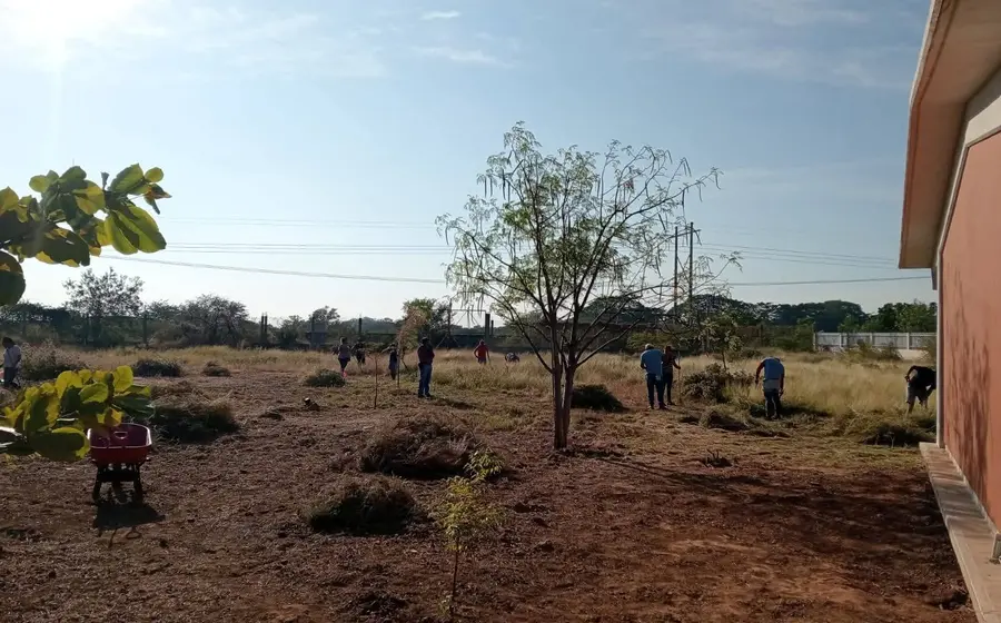 Miembros de la comunidad participan en un tequio para mejorar las instalaciones del CAM 35, previo a conmemorar el Día Internacional de las Personas con Discapacidad.
