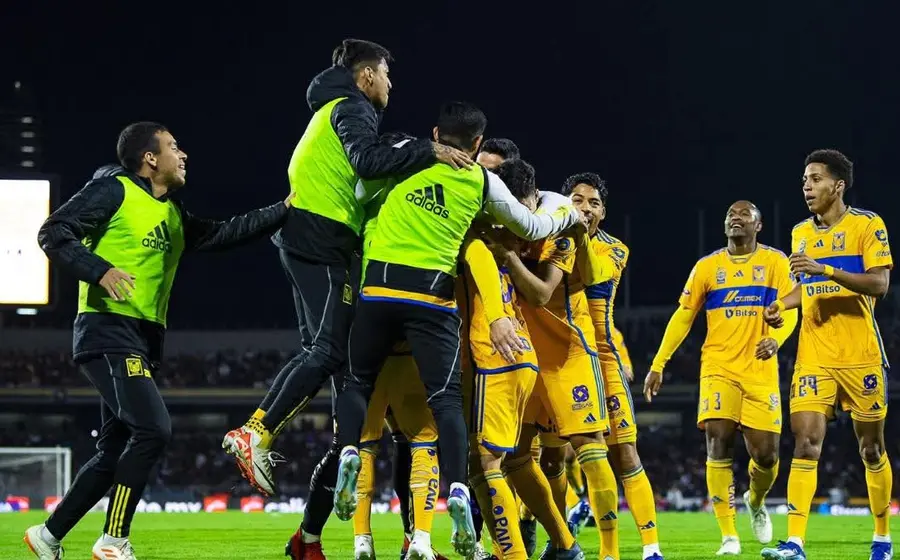 El equipo de fútbol Tigres celebra su pase a la gran final del torneo después de eliminar a su rival, el Cruz Azul.