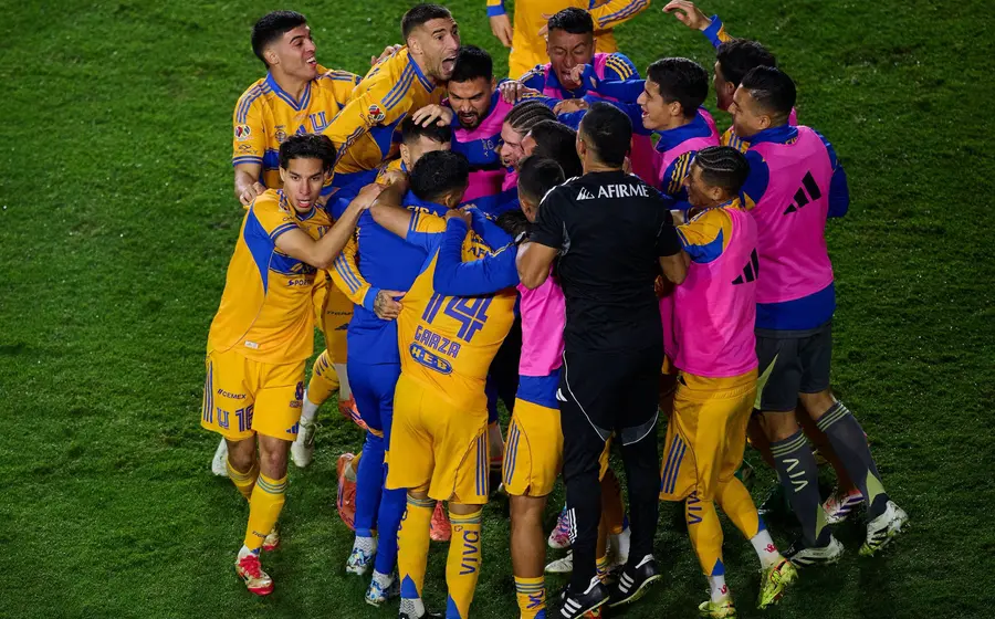 El equipo de futbol Tigres en acción durante el partido de la final de ida, donde consiguieron una mínima pero importante ventaja.