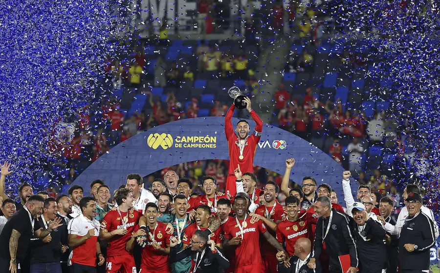 El equipo de futbol Toluca celebra en la cancha la obtención de su título como bicampeón del futbol mexicano en una gran fiesta.