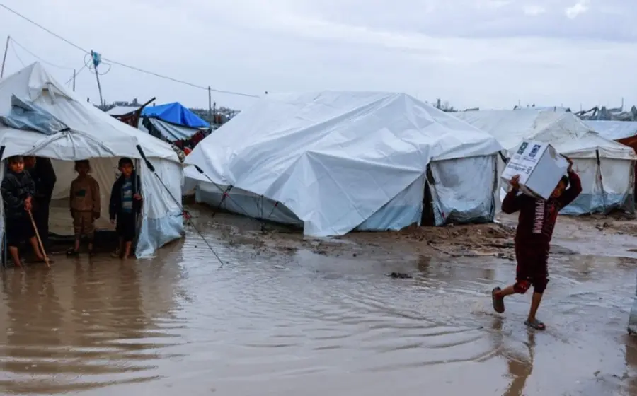 Imagen de los derrumbes y la destrucción en Gaza causados por el paso de la tormenta polar 'Byron', que ha generado una nueva crisis.