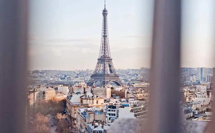 La icónica Torre Eiffel en París, Francia, se muestra en una estampa característica de un día de la temporada de invierno.