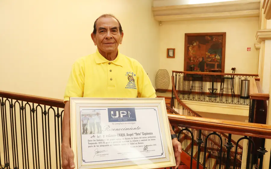 El futbolista Toto Espinosa es fotografiado durante la ceremonia donde fue reconocido por su exitosa carrera, la cual fue catapultada por el futbol.