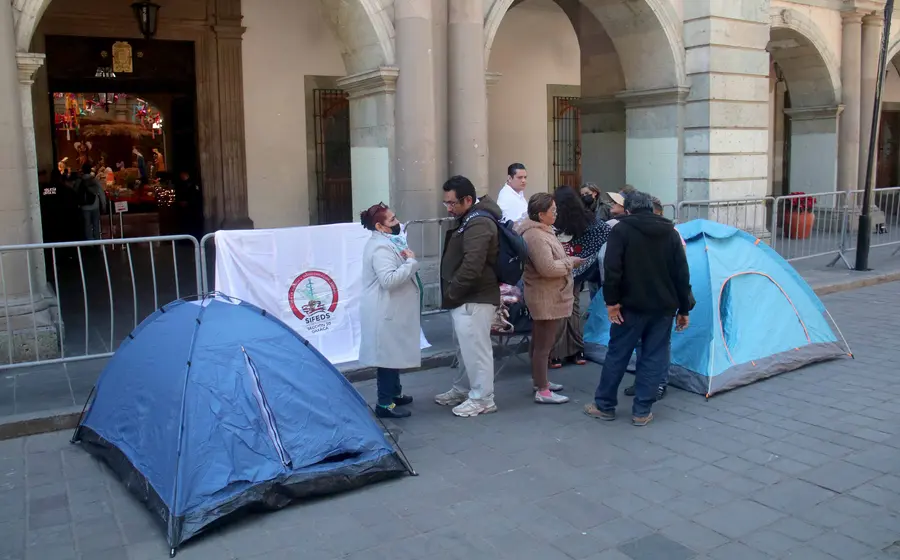 Trabajadores del sector salud instalan un plantón afuera del Palacio de Gobierno para exigir el pago de sus prestaciones de fin de año.
