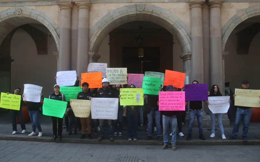 Trabajadores de la UTVCO se manifiestan para exigir una solución a sus demandas laborales, buscando justicia tras una espera de casi tres años.