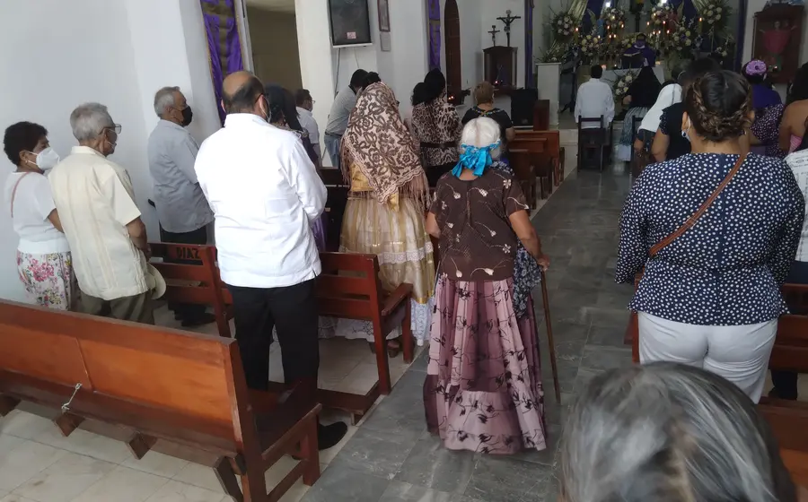 Celebración de las festividades en Tehuantepec, donde la comunidad se reúne para honrar y preservar la ancestral tradición del shuana zapoteco.