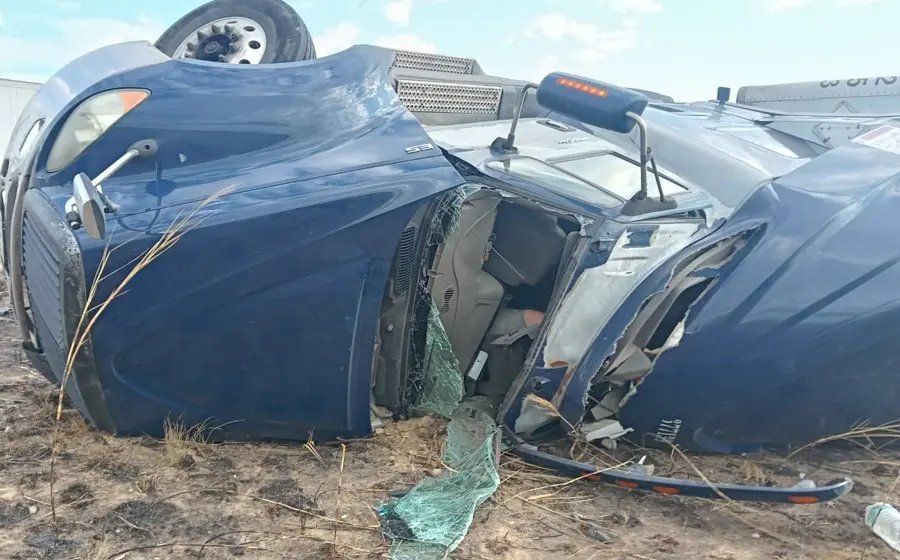 Un trailer de carga volcado sobre la carretera en la zona de La Ventosa, tras un accidente ocurrido durante la madrugada del martes.