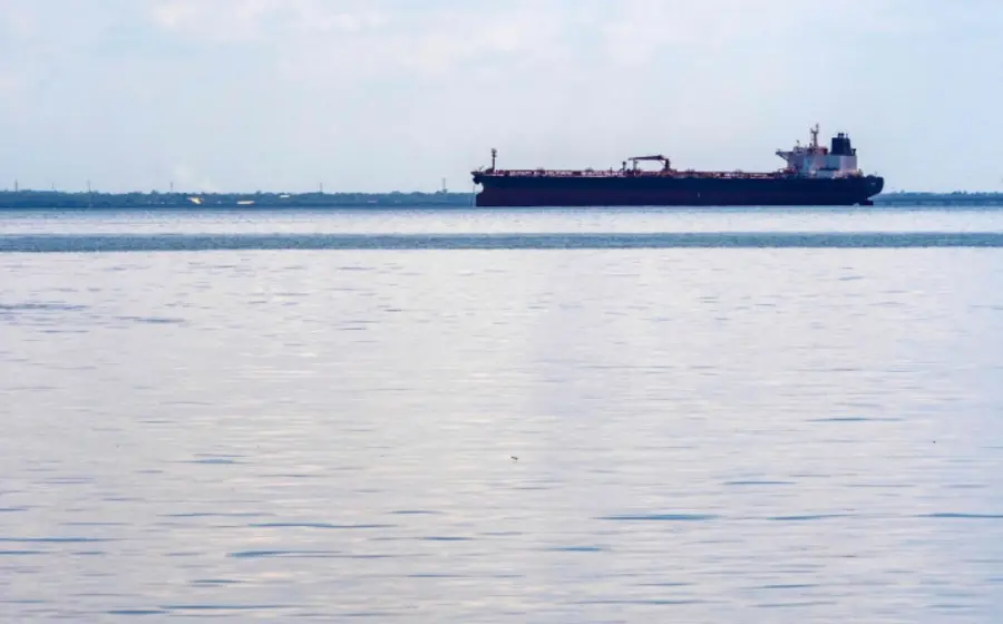 Un buque petrolero sancionado frente a las costas de Venezuela, como parte del bloqueo total ordenado por el expresidente estadounidense Donald Trump.