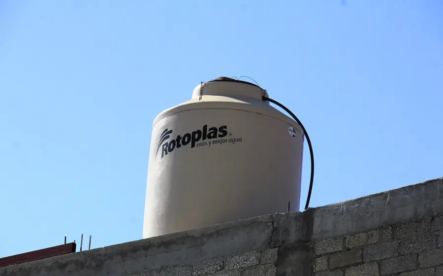 Familias de la Colonia Del Maestro enfrentan dificultades en sus actividades cotidianas debido a la prolongada escasez de agua potable en la zona.