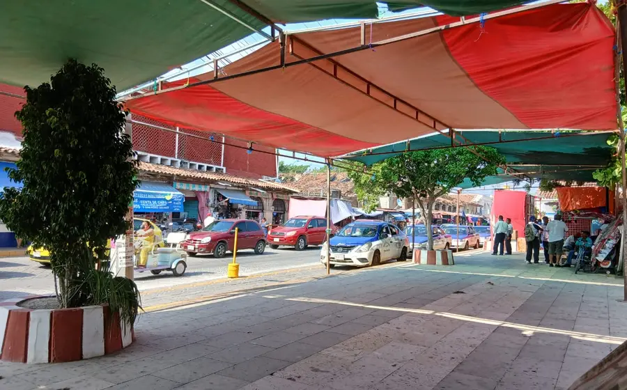 Varios puestos con artículos de temporada navideña instalados en el parque central de Tehuantepec durante el inicio de la tradicional vendimia anual.