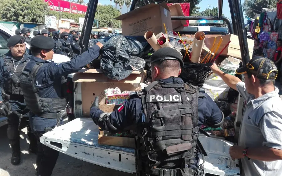 Autoridades exhiben pirotecnia peligrosa decomisada, instando a la ciudadanía a denunciar su venta irregular para prevenir quemaduras y explosiones.