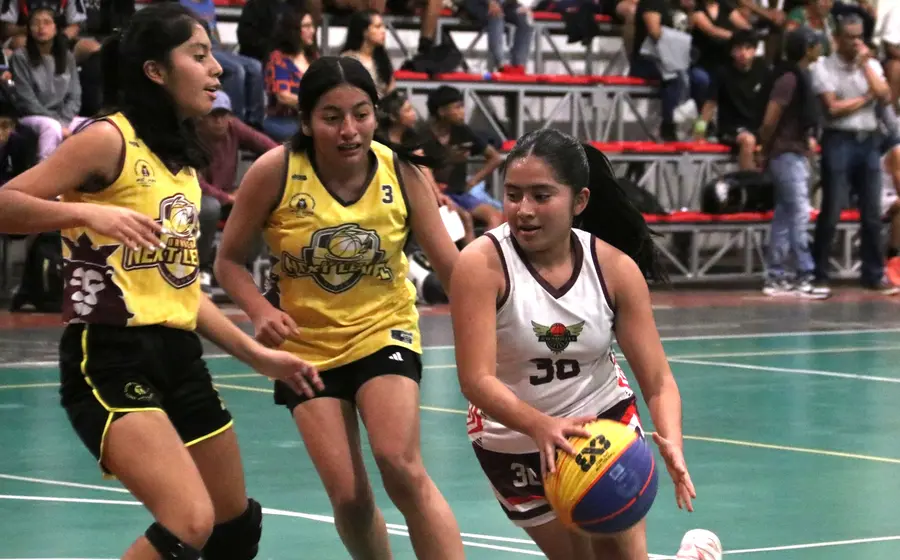 Jugadores en plena acción durante el electrizante inicio del torneo de baloncesto regional de Valles, reflejando la intensidad del partido inaugural.