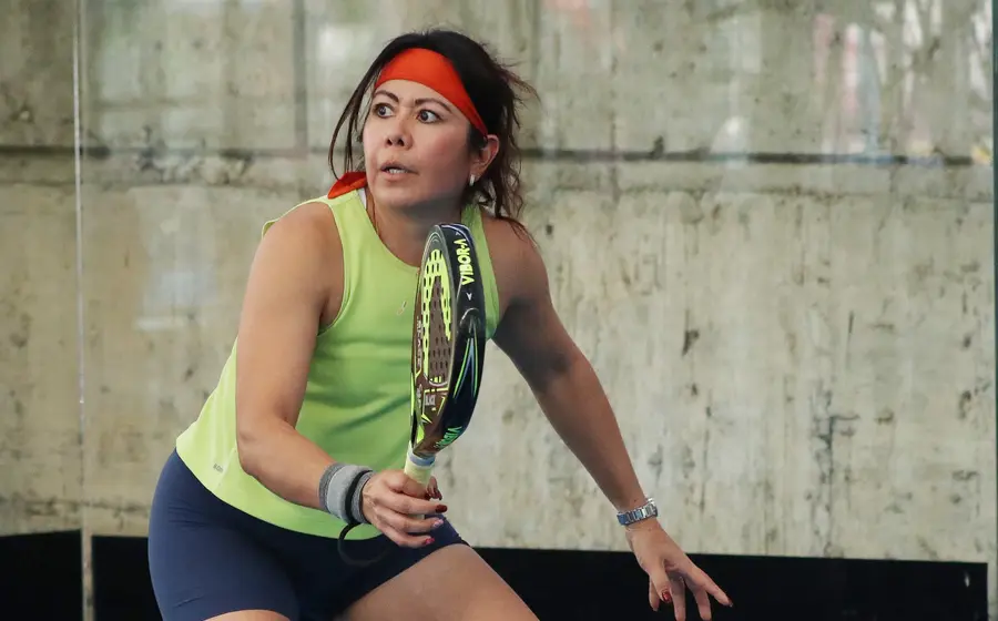 La jugadora de pádel Vicky Ríos posa para la foto durante su participación en el tradicional Torneo del Pavo.
