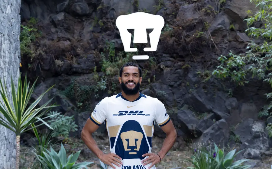 El futbolista Vieira es presentado como el nuevo fichaje y goleador del equipo de Pumas para la próxima temporada.