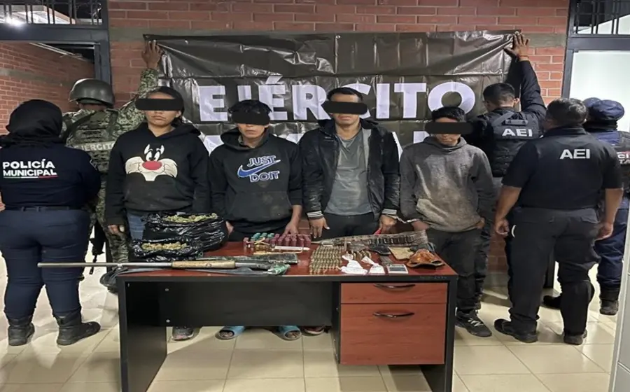 Los presuntos narcomenudistas detenidos en Miahuatlán son presentados tras ser vinculados a proceso por delitos contra la salud.
