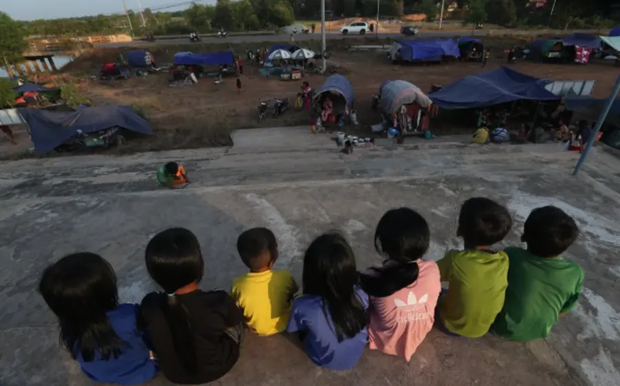 Escena de los combates en la frontera entre Tailandia y Camboya, un conflicto violento que ha dejado 10 muertos y 150 mil desplazados.