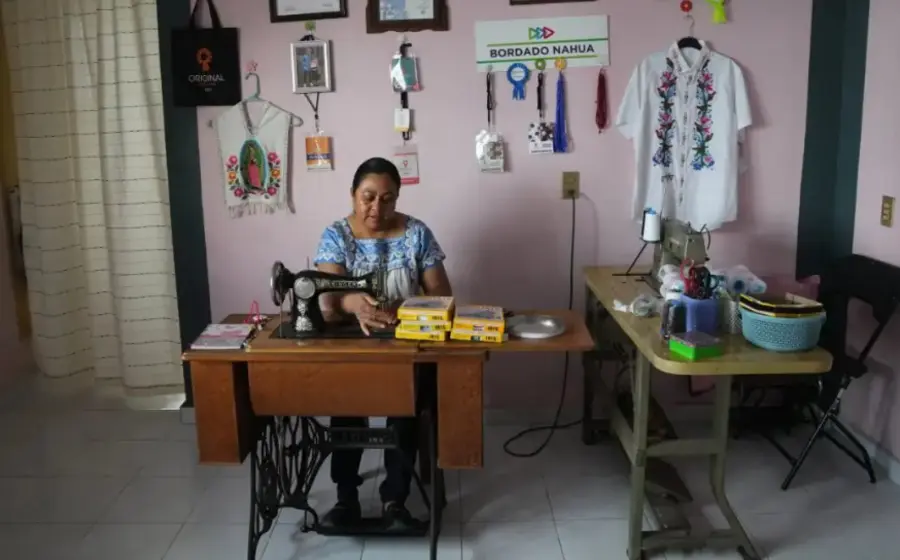 Un retrato de la diseñadora de bordados Virginia Verónica Arce Arce, una artista que convierte el hilo en arte vivo.
