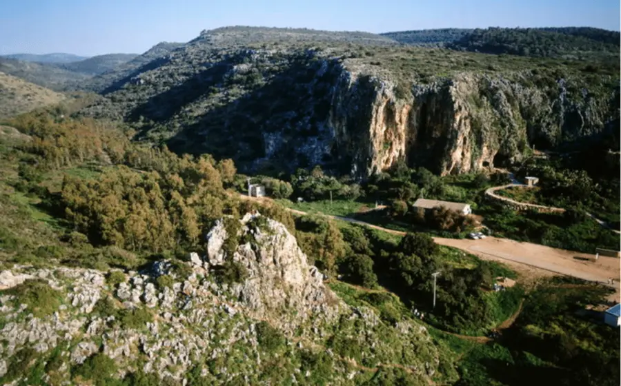 Una vista panorámica del Monte Carmelo, parte de una cordillera en Israel, que se eleva sobre el mar Mediterráneo en un paisaje sereno.