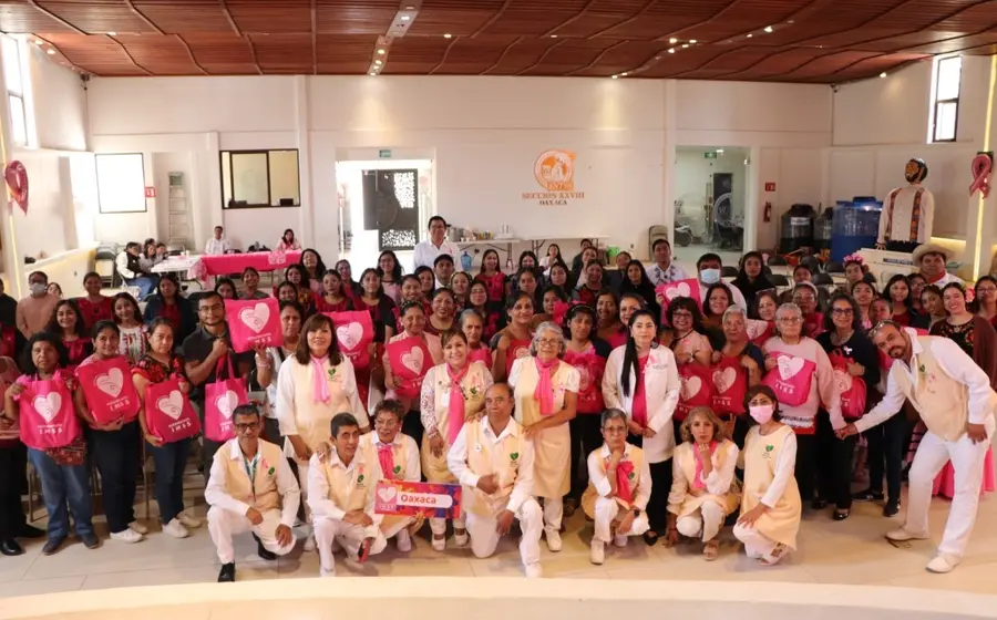 Integrantes del voluntariado del IMSS entregan cobijas y juguetes a derechohabientes como parte de su labor de acompañamiento hospitalario en Oaxaca.