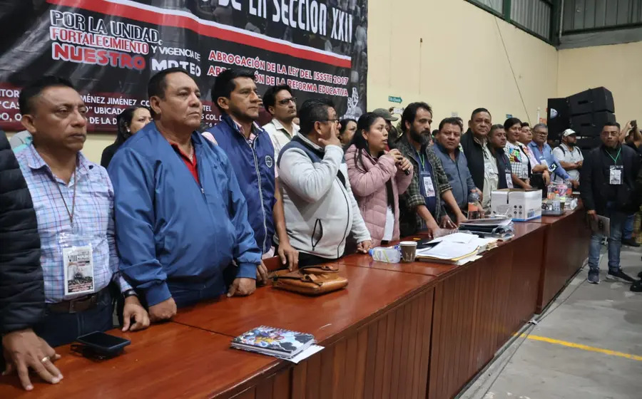 Yenny Pérez Martínez, líder del MDTEO, anuncia la reorganización y fortalecimiento de la Sección 22 tras la destitución de dos dirigentes por corrupción.