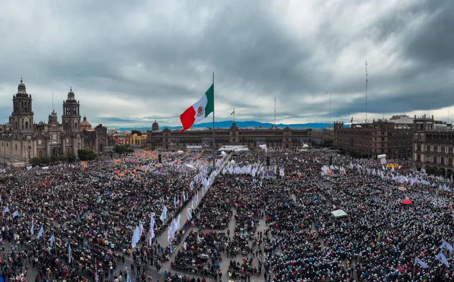 Vista panorámica de la plancha del Zócalo de la Ciudad de México, la principal plaza pública y centro de la vida política del país.