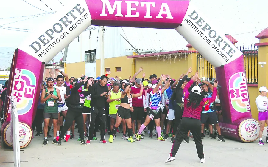 Corredores en el calentamiento previo a la salida