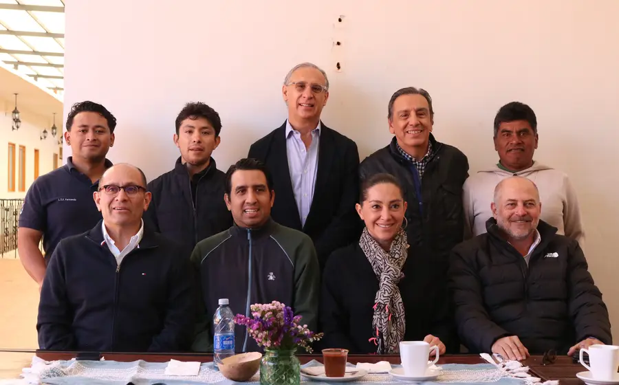 Directivos de la ATEO y patrocinadores en la presentación del calendario anual 2025.