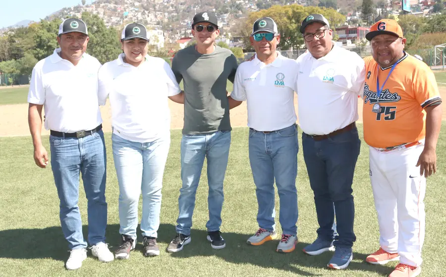 Con los integrantes de la nueva mesa directiva de la Liga Monte Albán