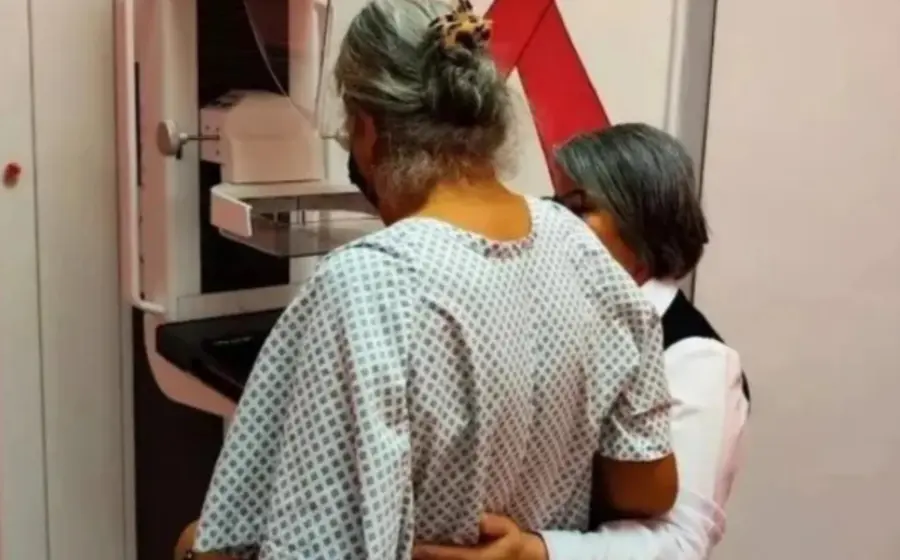 El cáncer de mama se presenta con mayor frecuencia en mujeres mayores de 40 años.