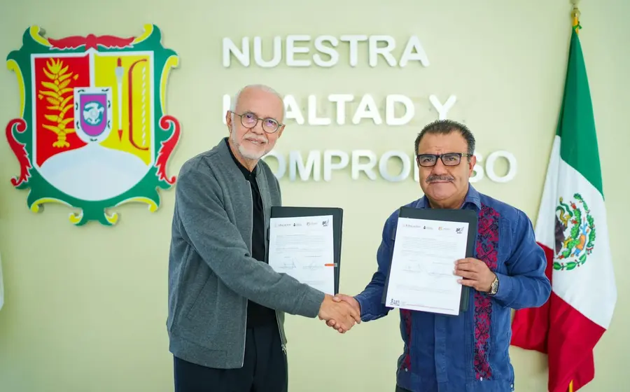 Miguel Ángel Navarro Quintero, gobernador de Nayarit (izq) y Armando Contreras Castillo, director general del INEA.