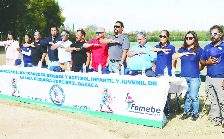 Integrantes del presídium durante los honores al Lábaro Patrio.