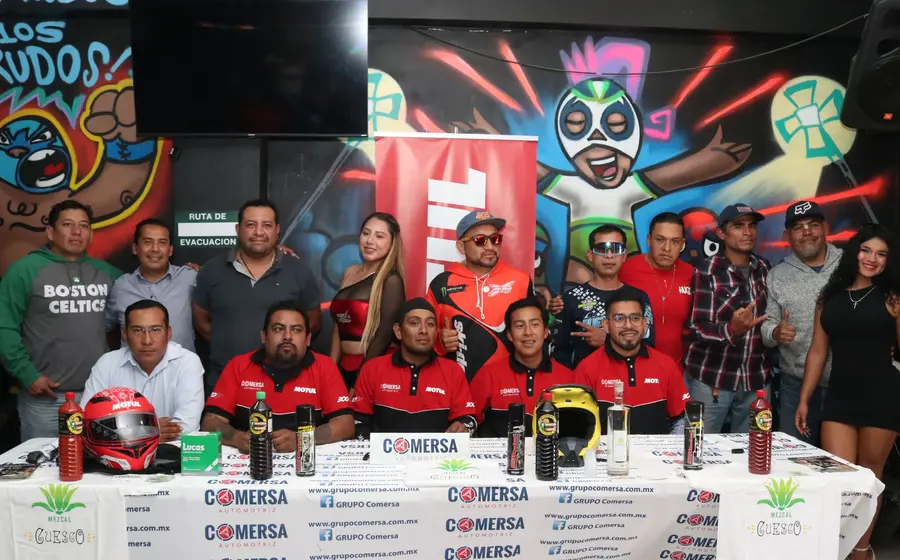 Integrantes del nuevo consejo directivo, organizadores y pilotos.