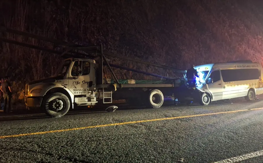 El conductor de la camioneta perdió el control y se incrustó en la parte posterior del camión.