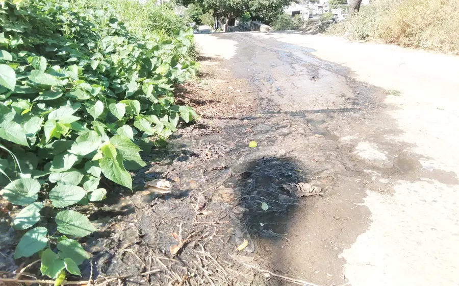 La fuga de aguas negras lleva un mes sin atención.