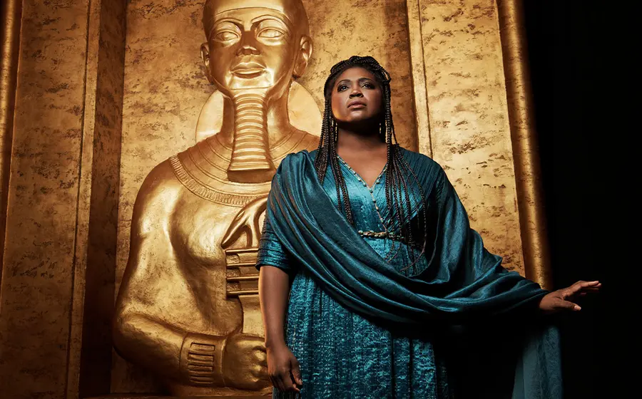 La soprano Angel Blue hace su esperado debut en el Met como la princesa etíope dividida entre el amor y la patria, uno de los papeles más característicos de la ópera.