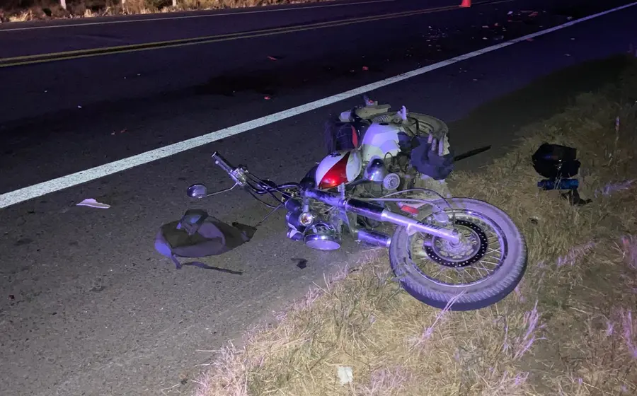 El conductor de la motocicleta derrapó presuntamente al tratar de evitar atropellar a la persona derribada.