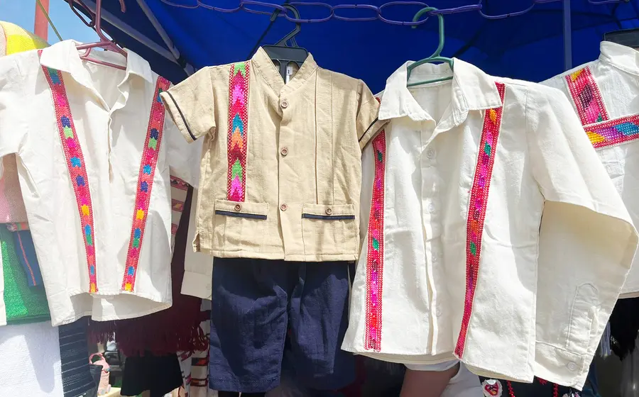 Elaboran camisas para hombres y blusas de colores para damas.