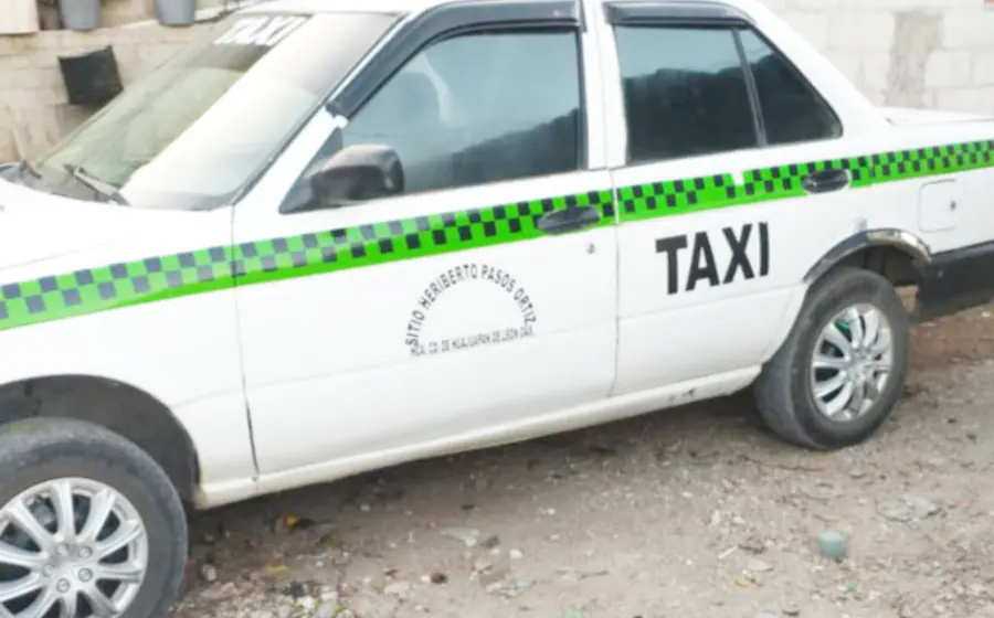 El taxi fue abandonado por los delincuentes.