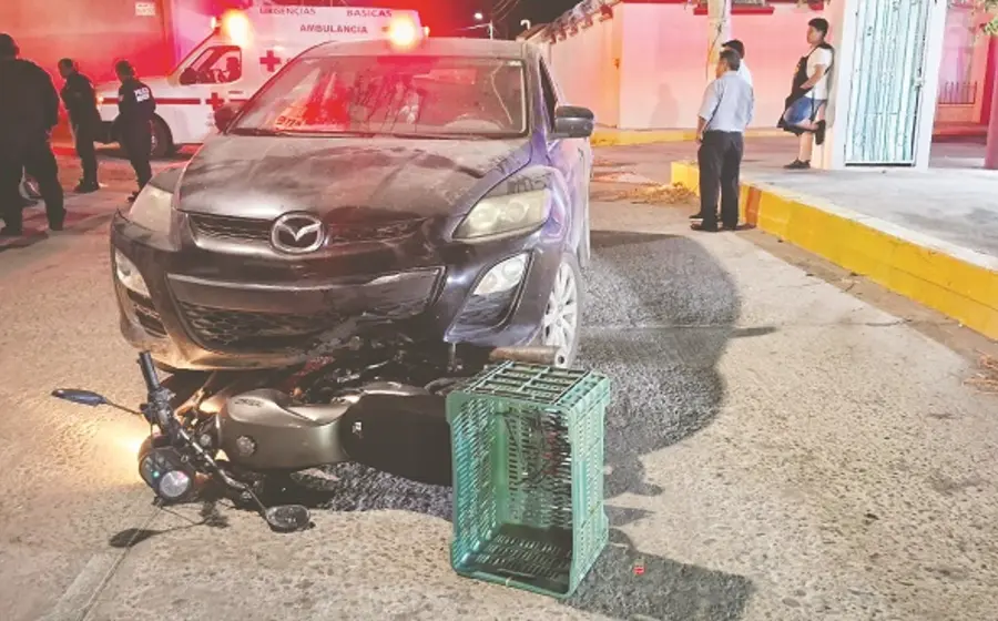 Una camioneta Toyota arrolló a una mujer motociclista y a su hijo.