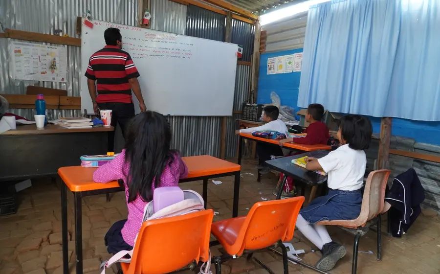 En las escuelas carecen de todo, desde lo más básico como lo es el agua potable hasta la energía eléctrica.